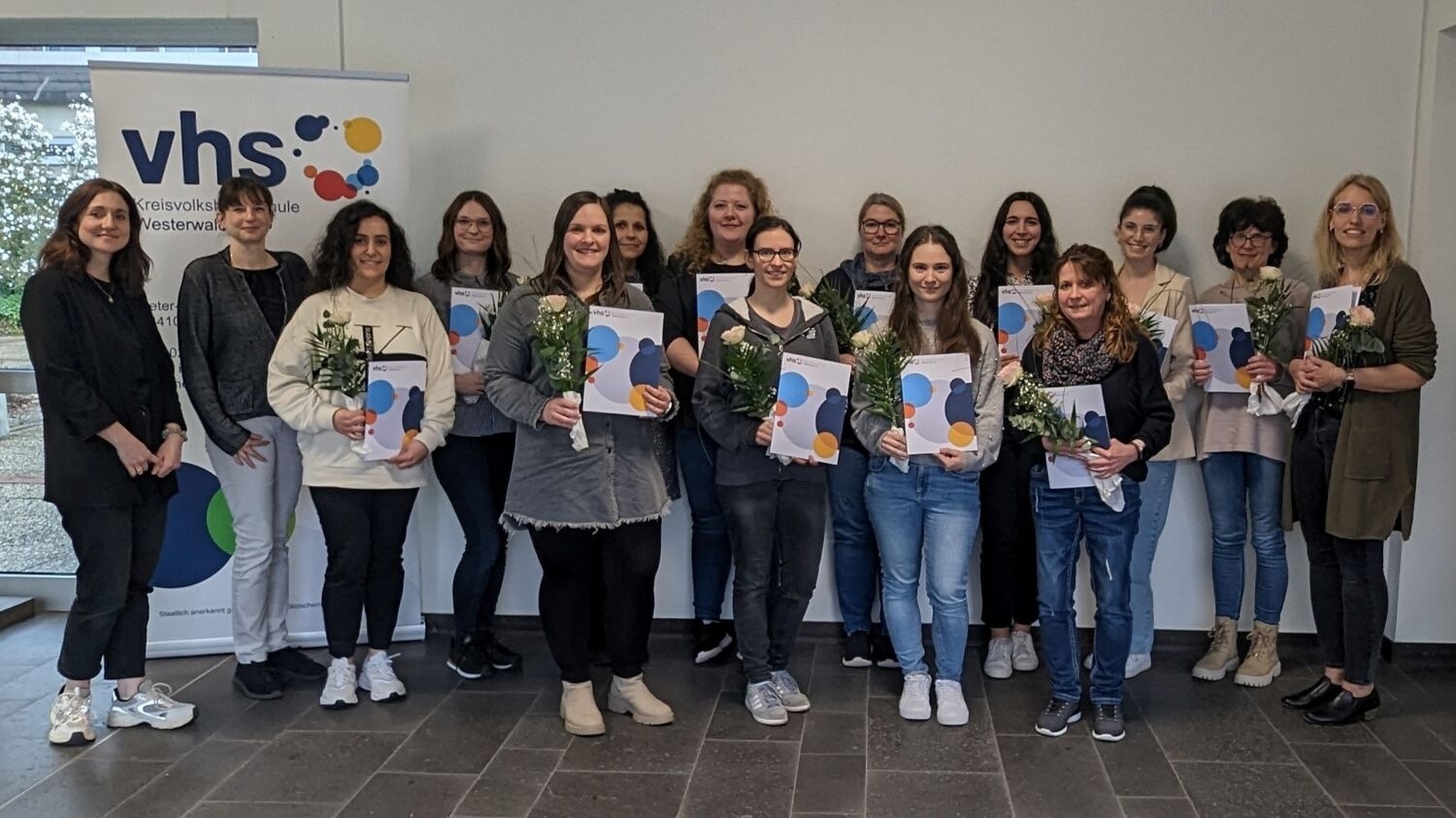 Katharina Lörsch und Alexandra Tschesche gratulieren zahlreichen Erzieherinnen zum erfolgreichen Abschluss der Fortbildung.