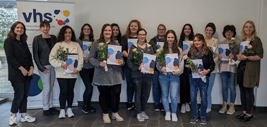 Katharina Lörsch und Alexandra Tschesche gratulieren zahlreichen Erzieherinnen zum erfolgreichen Abschluss der Fortbildung.