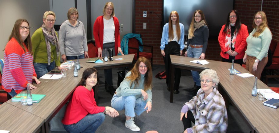Die Arbeitsgruppe, bestehend aus 11 Frauen hat sich zu einem Gruppenfoto aufgestellt. 