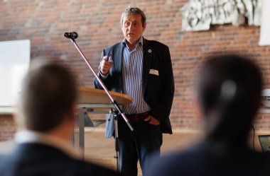 Landrat Achim Schwickert begrüßt am Rednerpult die Zuhörenden.