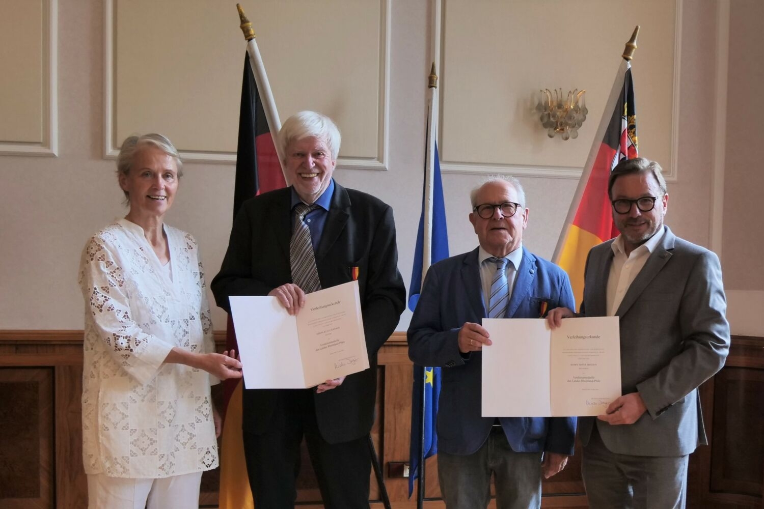 Artur Breiden und Klaus Krämer, die von Gabriele Wieland und Wolfgang Treis mit der Landesverdienstmedaille ausgezeichnet werden.