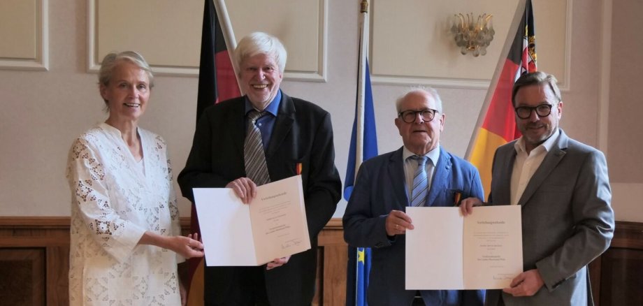 Artur Breiden und Klaus Krämer, die von Gabriele Wieland und Wolfgang Treis mit der Landesverdienstmedaille ausgezeichnet werden.