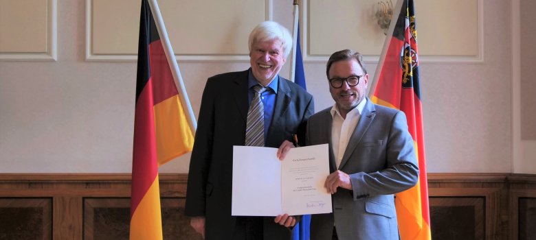 Klaus Krämer, dem die Landesverdienstmedaille von Wolfgang Treis übergeben wird