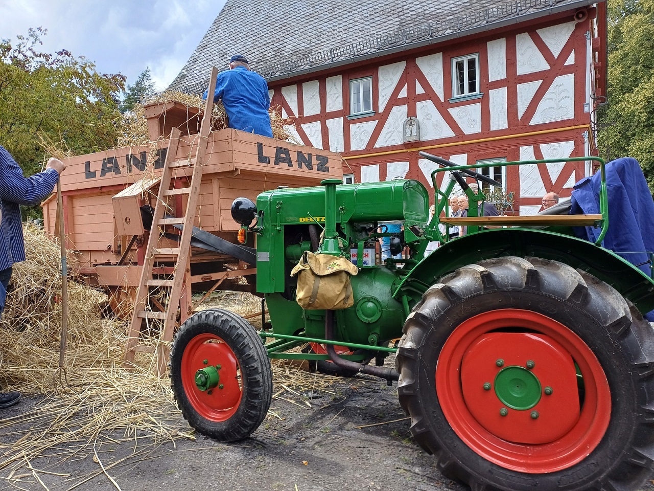 eine historische Lanz Dreschmaschine und einen Traktor der Marke Deutz