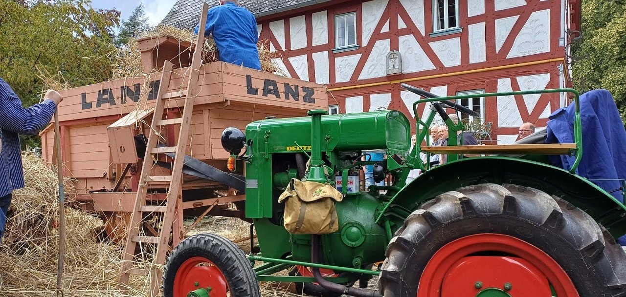 eine historische Lanz Dreschmaschine und einen Traktor der Marke Deutz