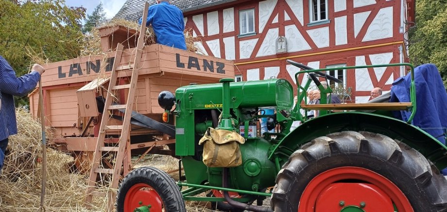 Die historische Lanz Dreschmaschine eine historische Lanz Dreschmaschine und einen Traktor der Marke Deutz