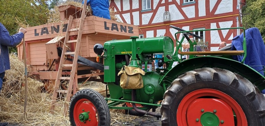 Die historische Lanz Dreschmaschine eine historische Lanz Dreschmaschine und einen Traktor der Marke Deutz