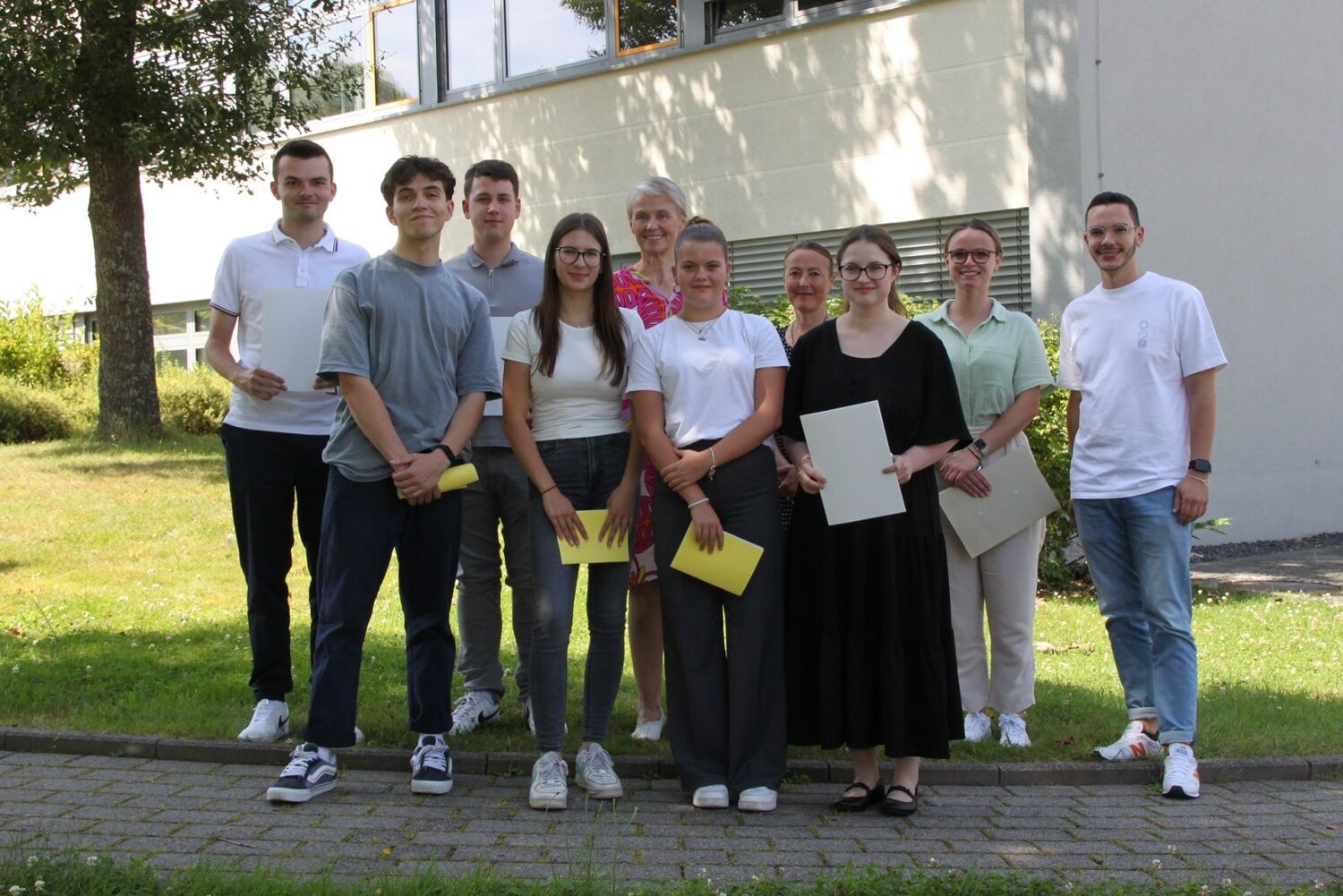 Die neuen Auszubildenden zusammen mit den Absolventen und der Erste Kreisbeigeordnete Gabriele Wieland im Beisein der stellvertretenden Büroleiterin Simone Schäfer und des stellvertretenden Ausbildungsbeauftragten Collin Goldhausen.