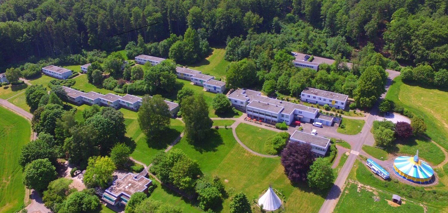 das Familienferiendorf umgeben von Feldern und Wald