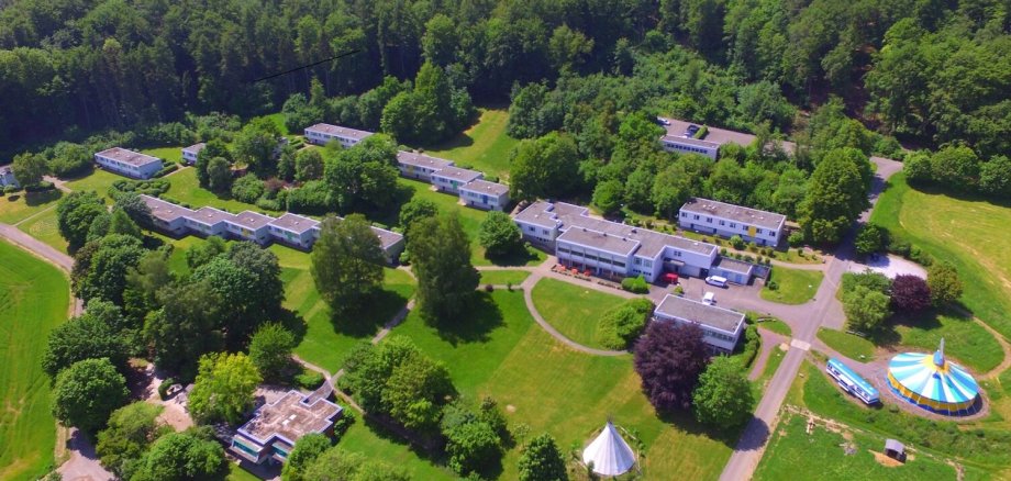 das Familienferiendorf umgeben von Feldern und Wald