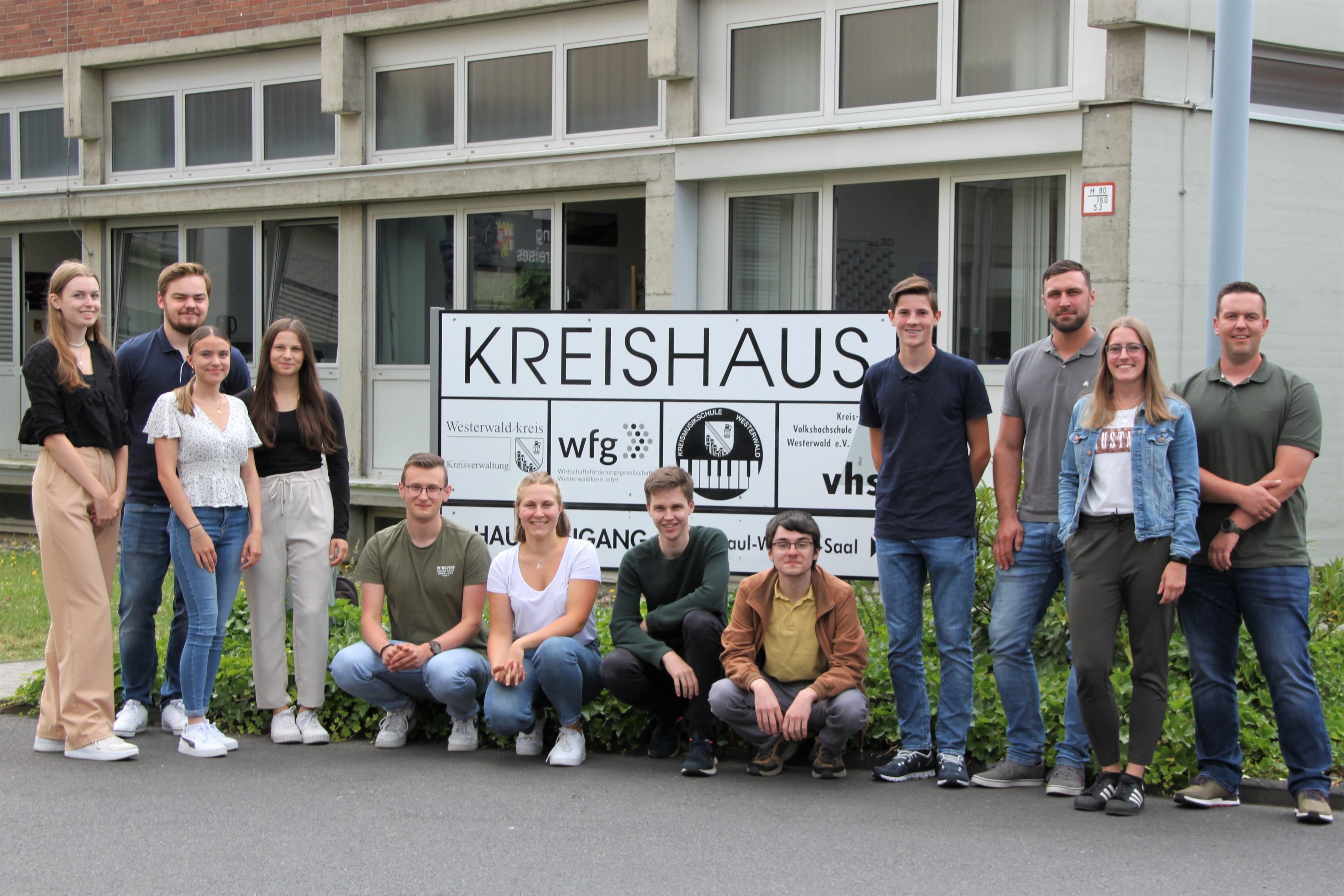Ein Gruppe junger Menschen hat sich vor dem Eingang der Kreisverwaltung versammelt. 