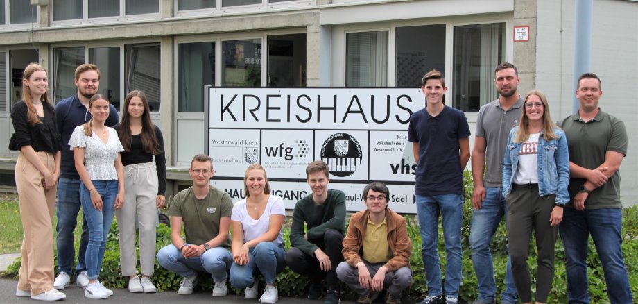 Ein Gruppe junger Menschen hat sich vor dem Eingang der Kreisverwaltung versammelt.