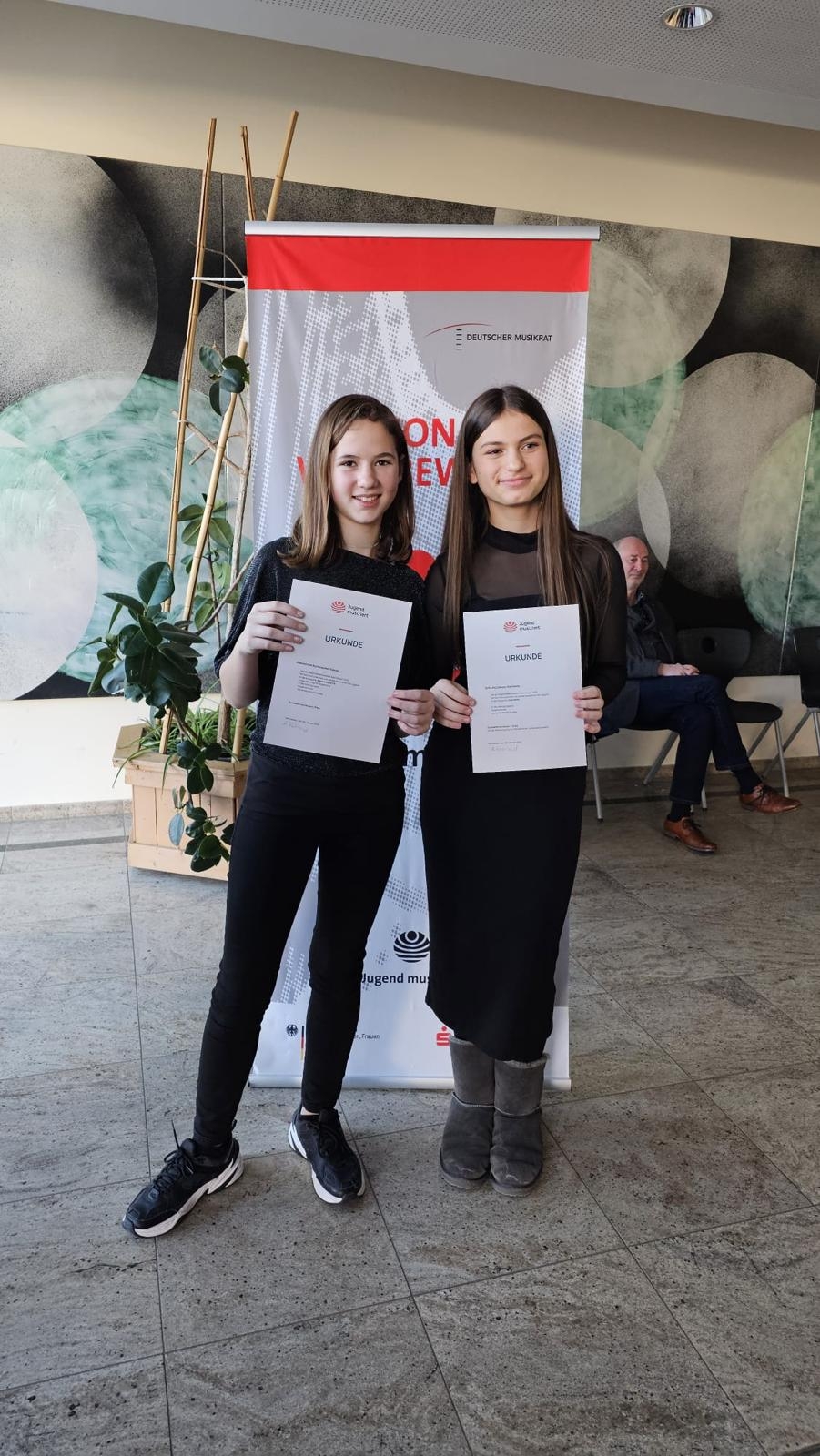 Aliena Kurtenacker (links) und Duopartnerin Sofia Muzzalupo stehen nebeneinander und halten ihre Urkunden in Händen. 