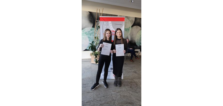 Aliena Kurtenacker (links) und Duopartnerin Sofia Muzzalupo stehen nebeneinander und halten ihre Urkunden in Händen. 