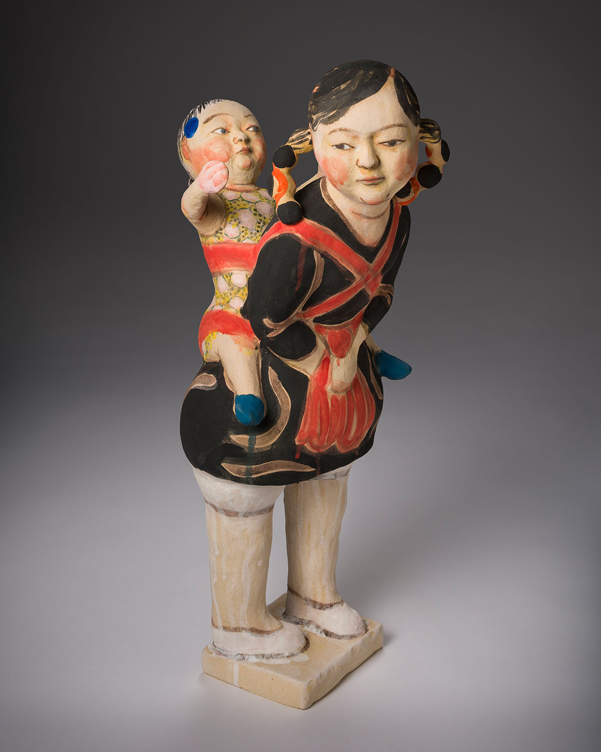Die Statue zeigt Akio Takamori. Er ist Hauptaugenmerk einer Ausstellung im Keramikmuseum Westerwald in Höhr-Grenzhausen. 