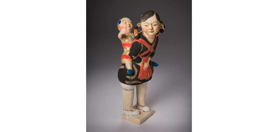 Die Statue zeigt Akio Takamori. Er ist Hauptaugenmerk einer Ausstellung im Keramikmuseum Westerwald in Höhr-Grenzhausen. 