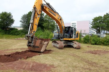 Schulleiter Ernst-G. Carstensen bedient den Bagger.