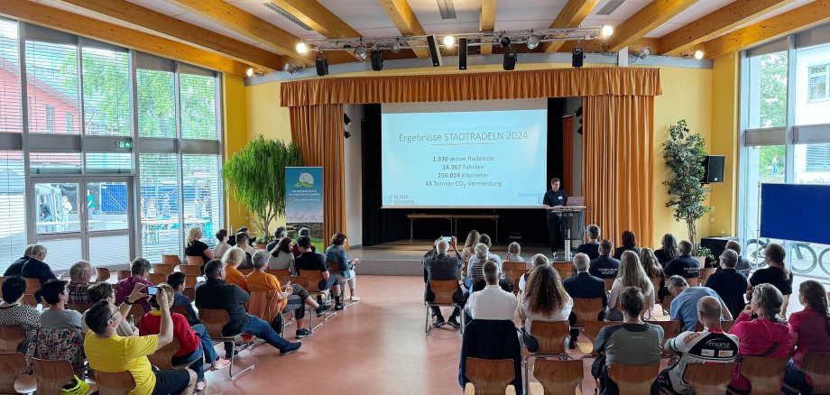 Die Aula wurde von hinten mit Sicht auf die Bühne fotografiert.