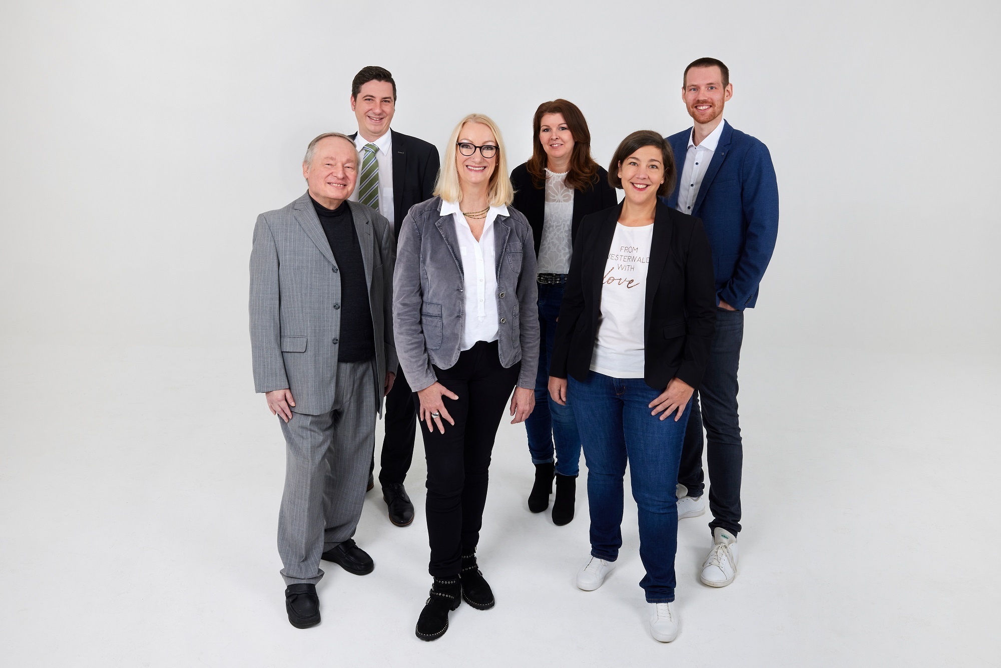 Drei Männer und drei Frauen haben sich für ein Gruppenfoto aufgestellt.