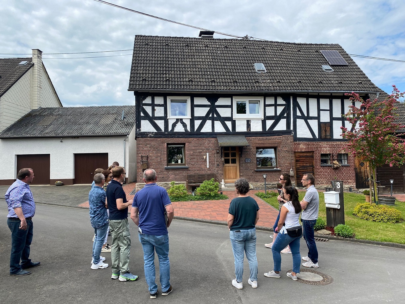 Personen stehen vor einem Fachwerkhaus in Limbach