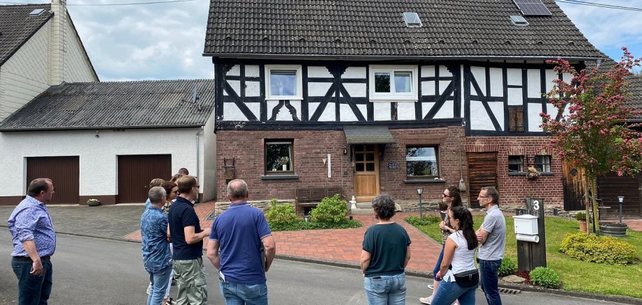 Personen stehen vor einem Fachwerkhaus in Limbach