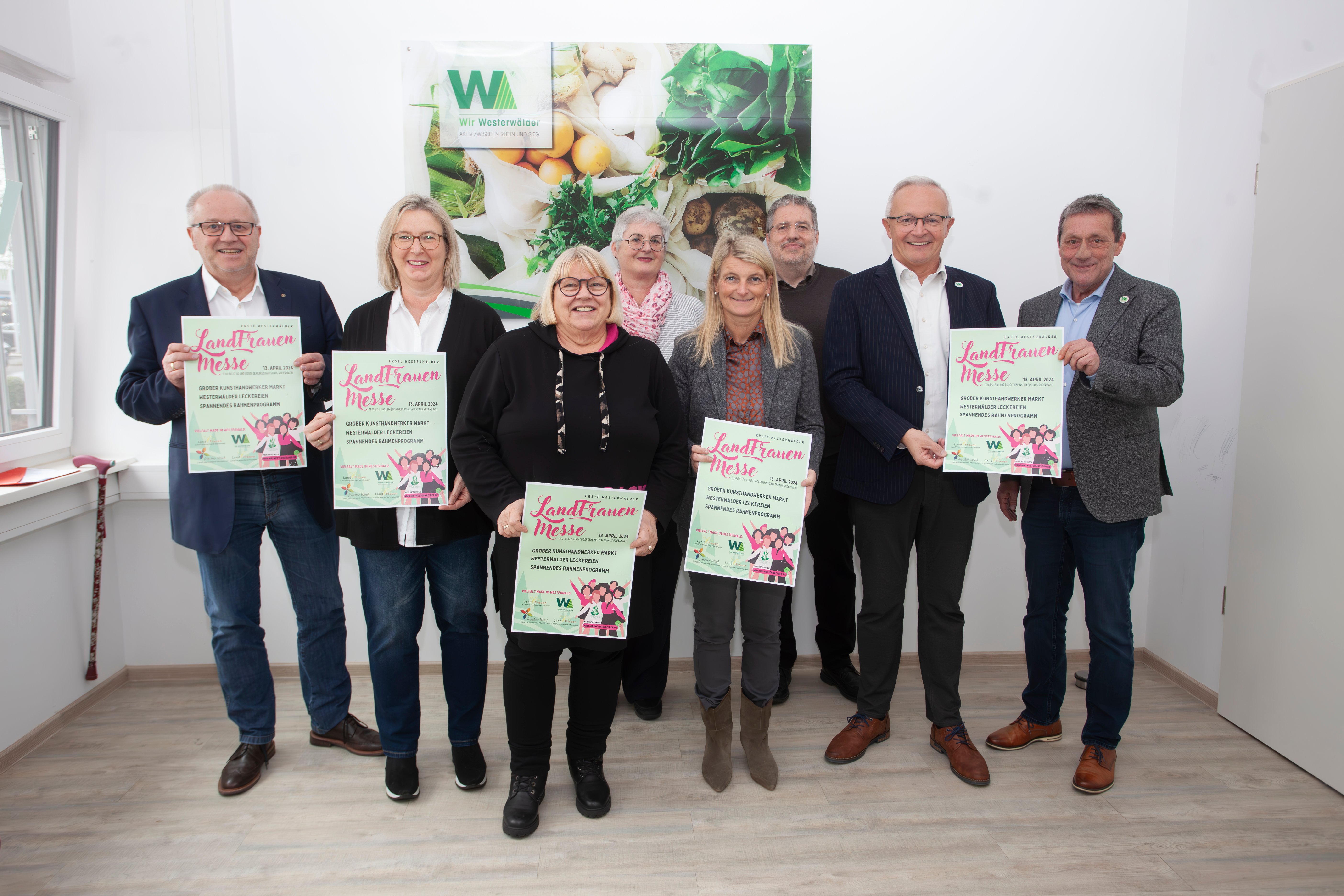 Zahlreiche Personen, u.a. Landrat Dr. Peter Enders und Gudrun Franz-Greis der Landfrauen zeigen des neue Programm der 1. Wir Westerwälder LandFrauen-Messe.