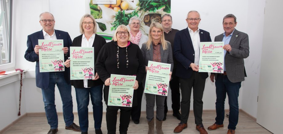 Zahlreiche Personen, u.a. Landrat Dr. Peter Enders und Gudrun Franz-Greis der Landfrauen zeigen des neue Programm der 1. Wir Westerwälder LandFrauen-Messe.