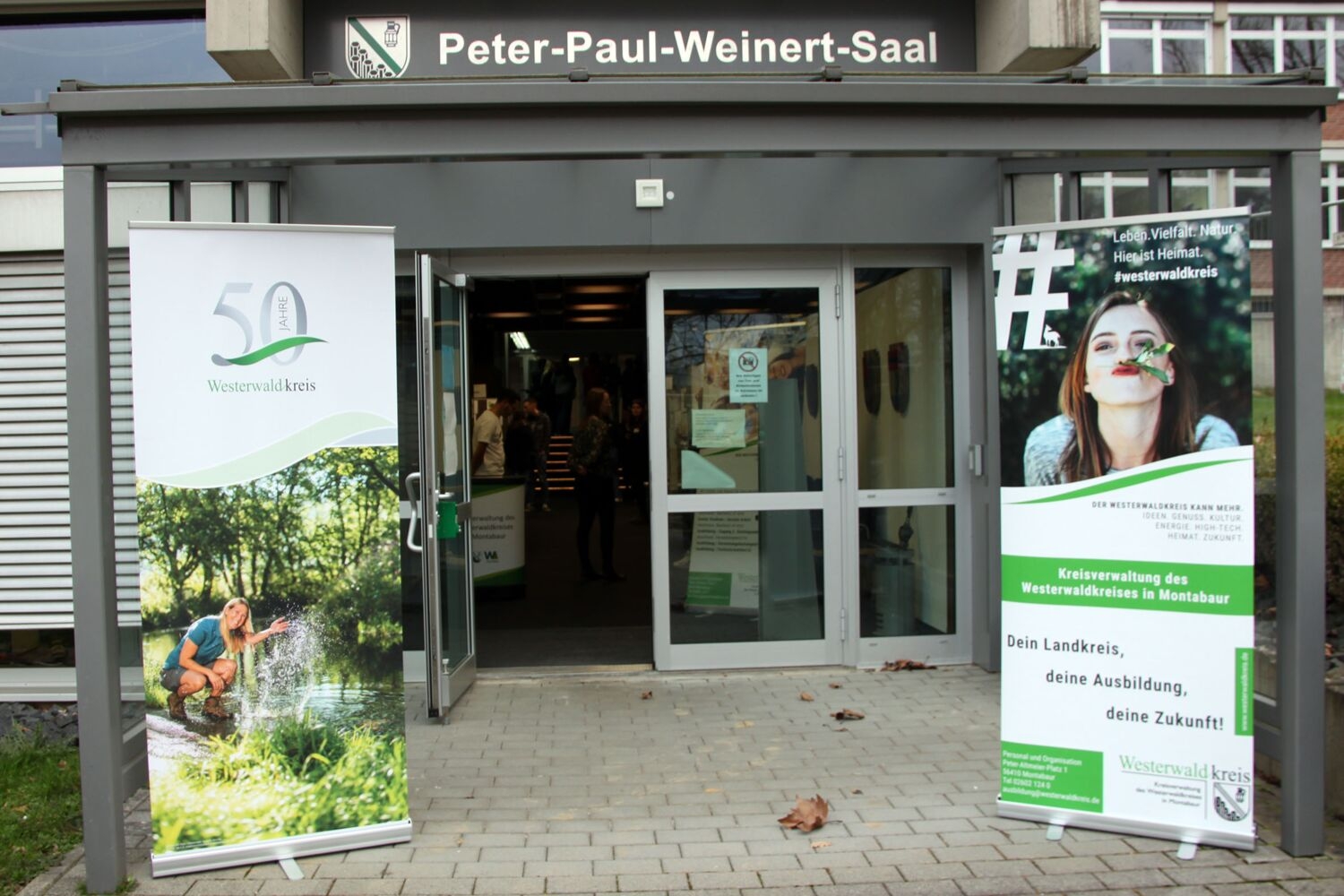 Den Eingang des Sitzungssaals schmücken zwei Roll-Ups. Sie zeigen Informationen zur Ausbildung bei der Kreisverwaltung.
