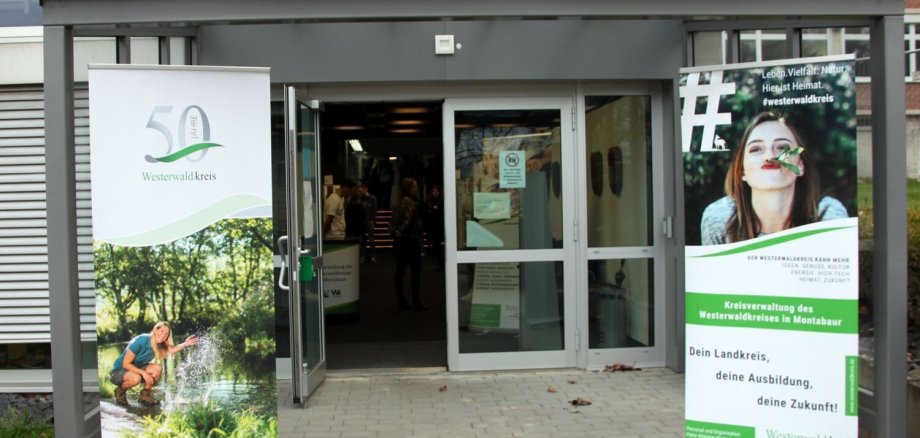 Den Eingang des Sitzungssaals schmücken zwei Roll-Ups. Sie zeigen Informationen zur Ausbildung bei der Kreisverwaltung.