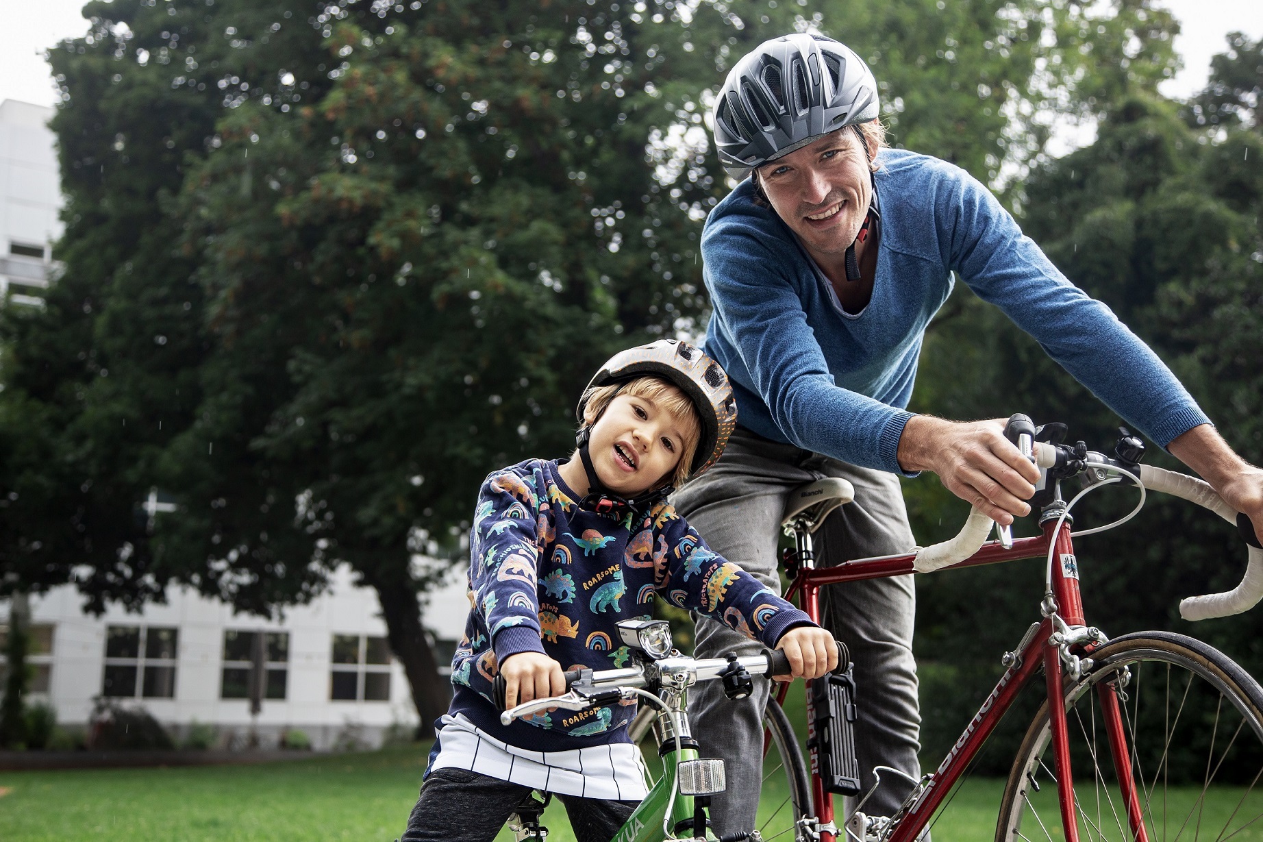 Ein Erwachsener und ein Kind sitzen auf ihrem Fahrrad