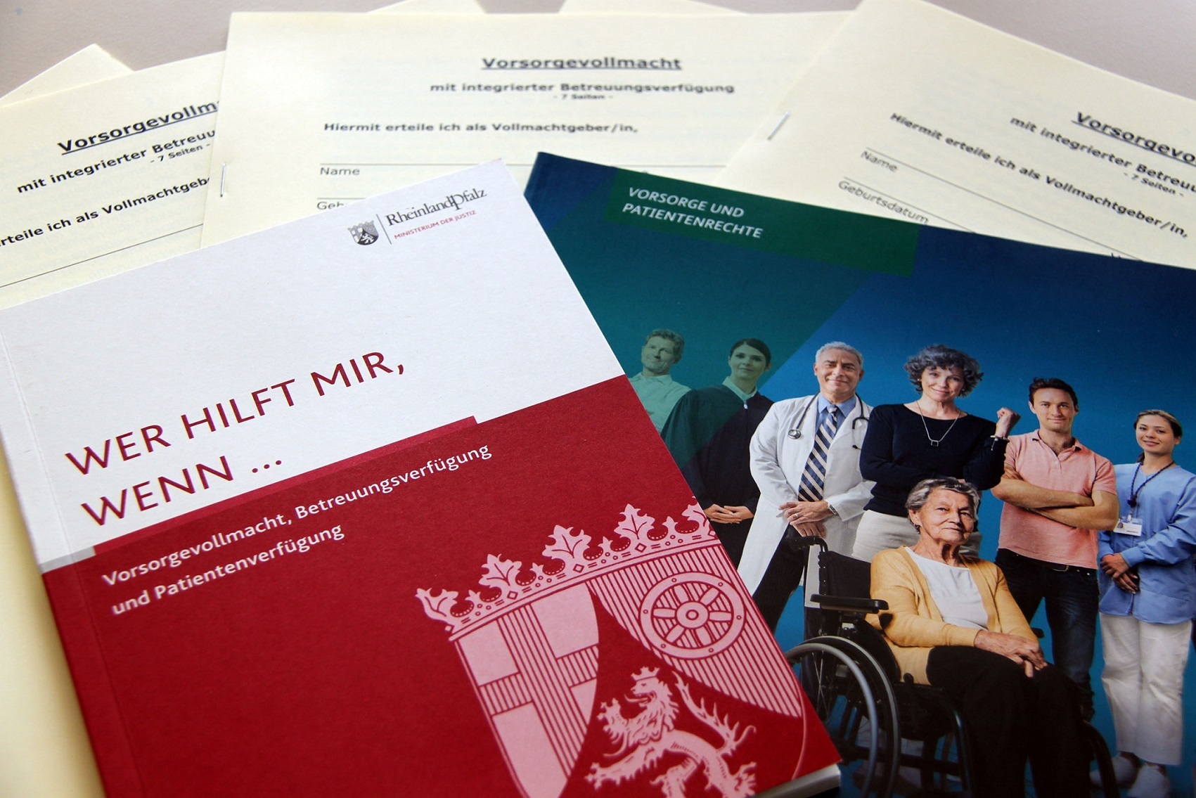 Die Broschüre des Landes Rheinland-Pfalz, die über Vorsorge und Betreuung liegt auf dem Tisch. 