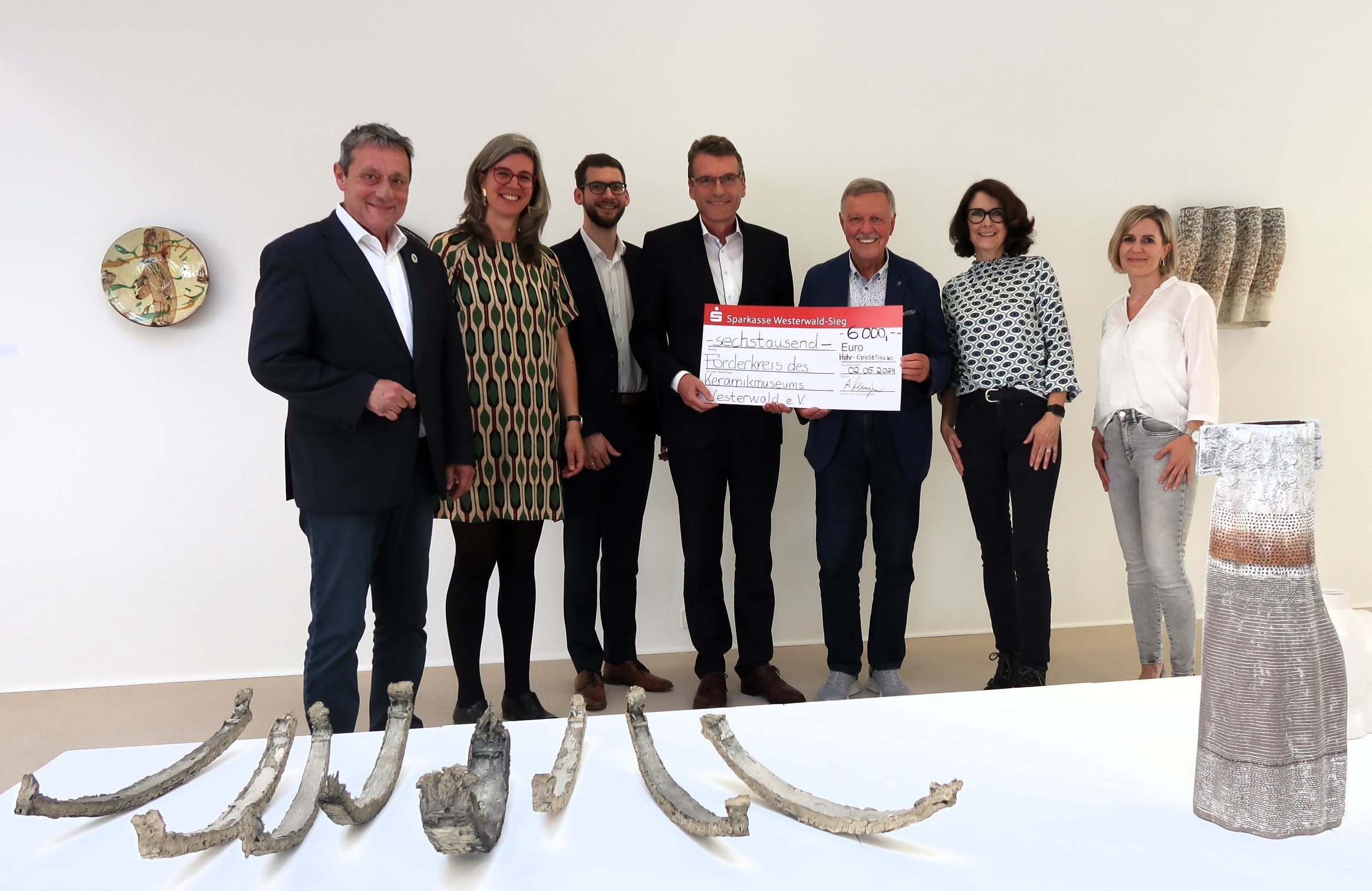 Freuen sich über die Zuwendung v.l.n.r.: Landrat Achim Schwickert, Dr. Nele van Wieringen, Daniel Müller, Dr. Andreas Reingen, Frank Sander, Petra Noll, Kerstin Kober.