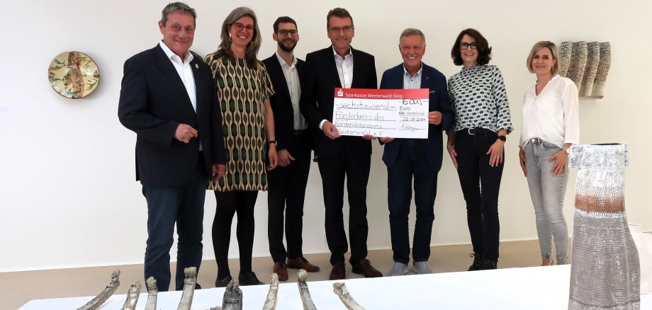 Freuen sich über die Zuwendung v.l.n.r.: Landrat Achim Schwickert, Dr. Nele van Wieringen, Daniel Müller, Dr. Andreas Reingen, Frank Sander, Petra Noll, Kerstin Kober.