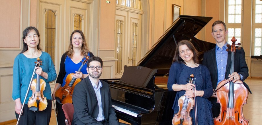 Bei der Auftaktveranstaltung der Konzertreihe musizieren Hiroko Tominaga, Delia Jitariu, Benoît Gagnon, Konstantina Pappa und Frederik Jäckel (v.l.n.r.) Fünf Musiker stehen vor einem Flügel.