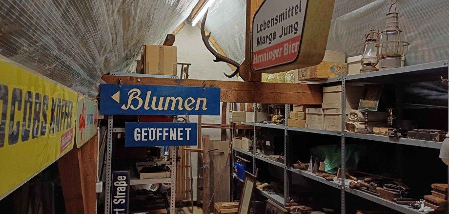 So sieht es wohl hinter den Kulissen des Landschaftsmuseums aus. Volle Regale, Schilder diverser historischer Ausstellungen und ganz viel zu Entdecken.