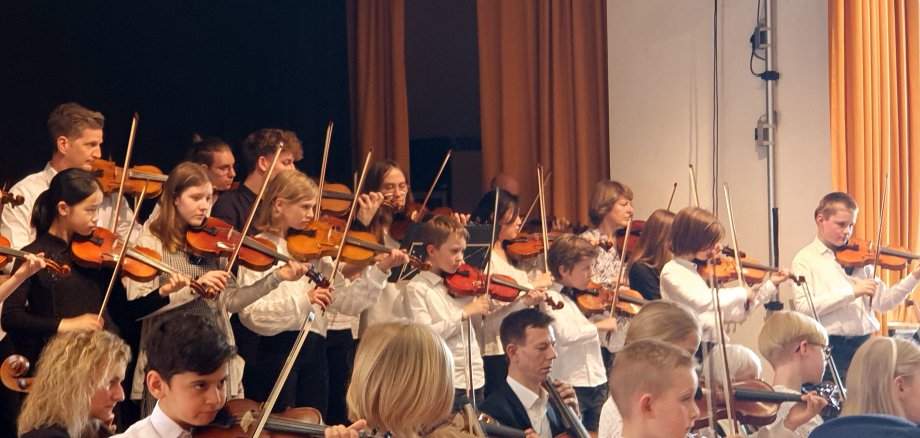 Kinder spielen ihr Streichinstrument.