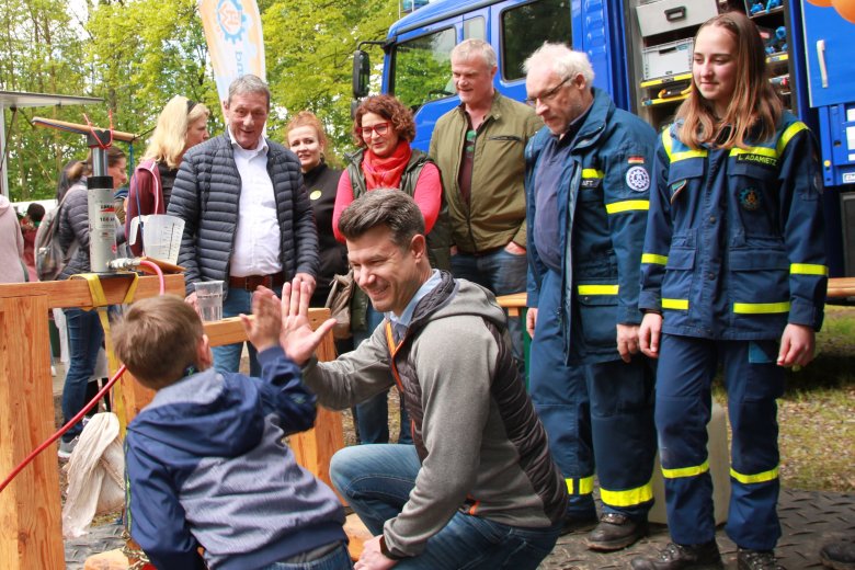 Stephanie Brenner vom Jugendzentrum Hachenburg, Landrat Achim Schwickert, Tamara Bürck von der Kreisjugendpflege, VG-Bürgermeisterin Gabriele Greis, Jugendamtsleiter Udo Sturm (v.l.n.r.) und Stadtbürgermeister Stefan Leukel (vorn) informierten sich über die verschiedenen Angebote wie hier am THW-Stand.