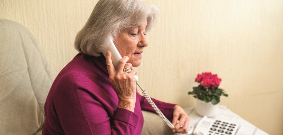 Eine ältere Dame telefoniert.