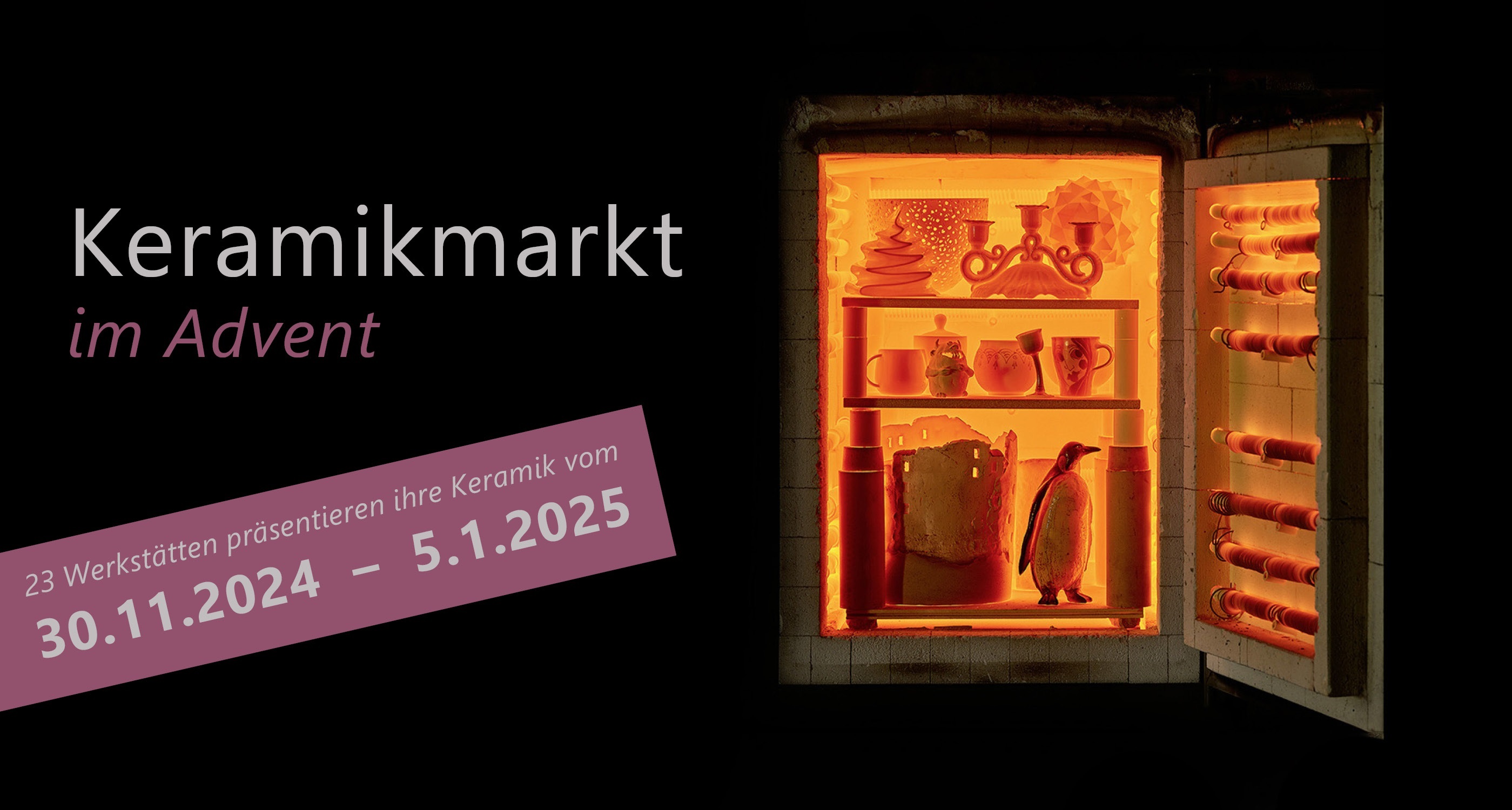 Auf einem schwarzen Plakat zum Keramikmarkt im Advent ist ein geöffneter aktiver Brennofen mit Keramiken, darunter ein Pinguin.