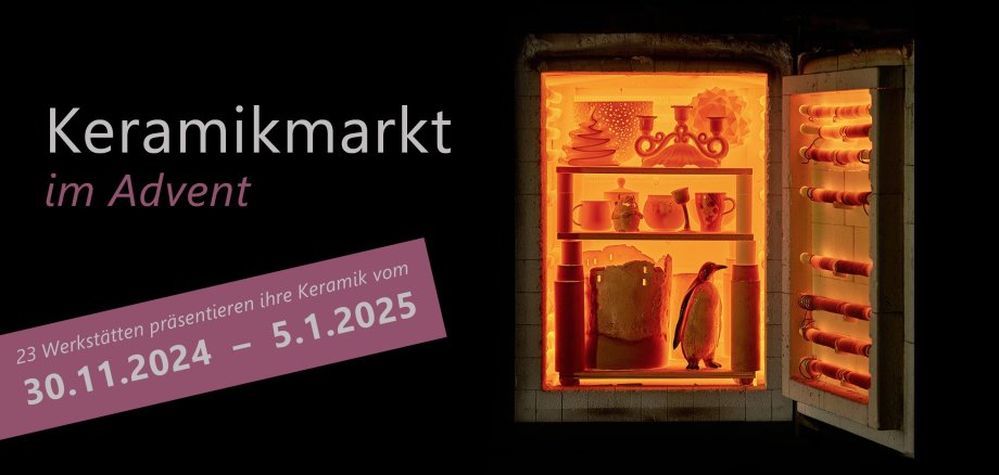 Auf einem schwarzen Plakat zum Keramikmarkt im Advent ist ein geöffneter aktiver Brennofen mit Keramiken, darunter ein Pinguin.