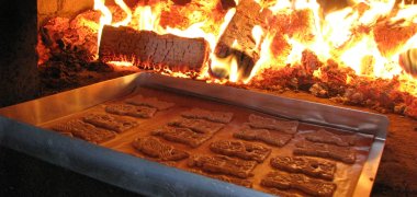 Spekulatius werden auf einem Blech über offenem Feuer gebacken.