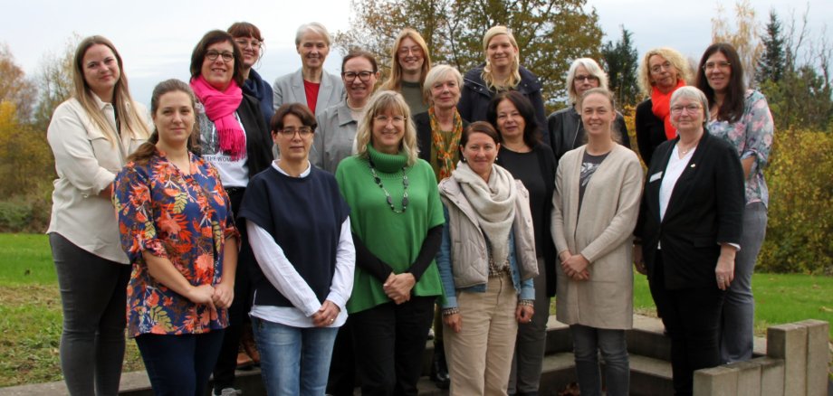 Eine Gruppe von Frauen lacht in die Kamera.