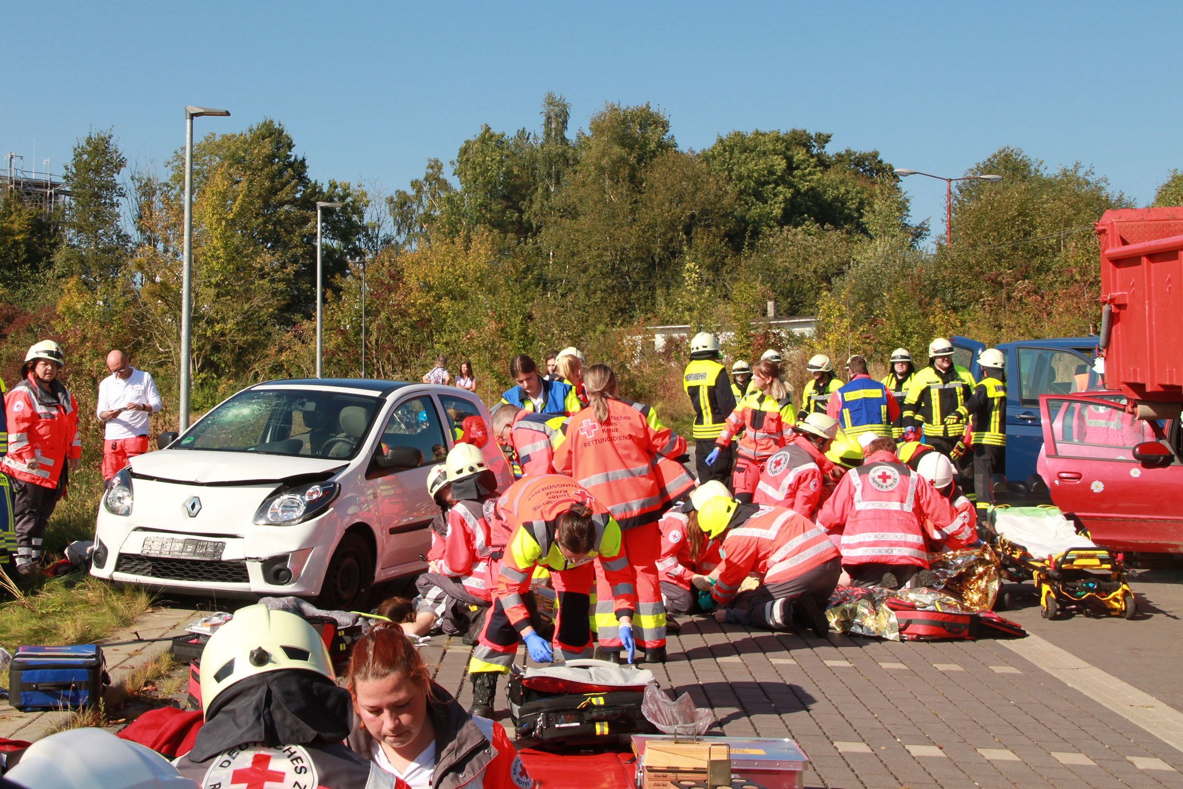 Viele DRK-Rettungskräfte kümmern sich um die Verletzten.