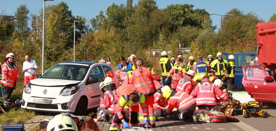 Viele DRK-Rettungskräfte kümmern sich um die Verletzten.