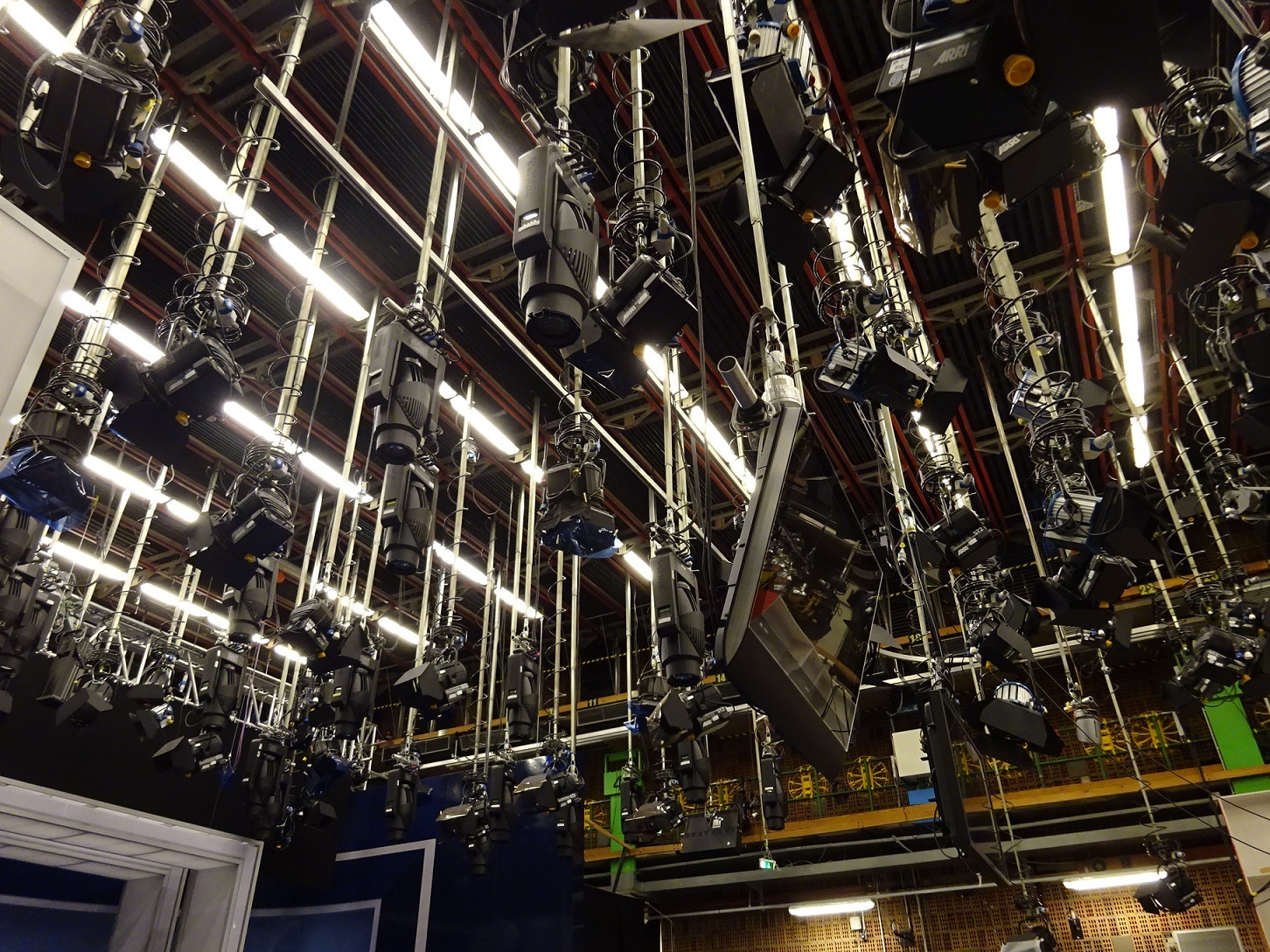 Jede Menge Lichter und Kameras hängen in der Decke des TV-Studios.