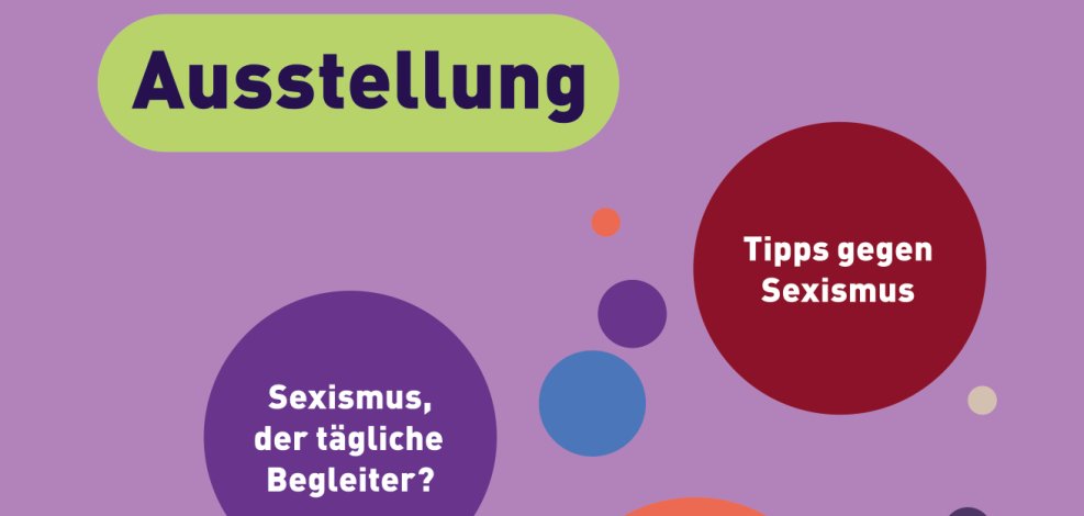 Bunte Blasen mit Textbausteinen werben auf einem Plakat für die Ausstellung.