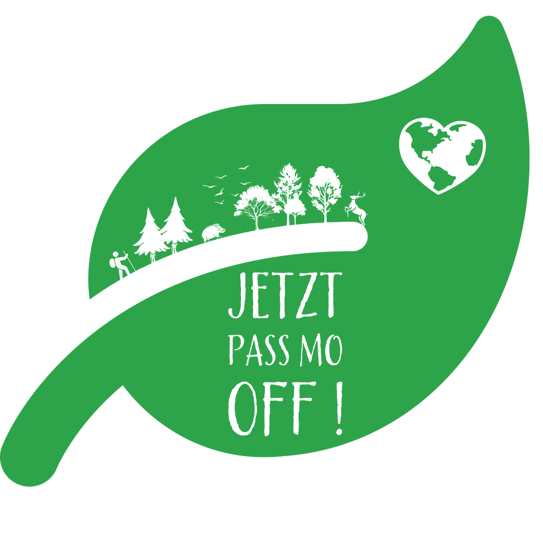 Ein Logo in Form eines grünen Blattes, auf dem weiß ein Wanderer, Bäume und ein Herz abgebildet sind sowie das Motto „Jetzt Pass mo off!“&nbsp;
