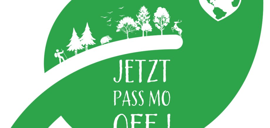 Ein Logo in Form eines grünen Blattes, auf dem weiß ein Wanderer, Bäume und ein Herz abgebildet sind sowie das Motto „Jetzt Pass mo off!“