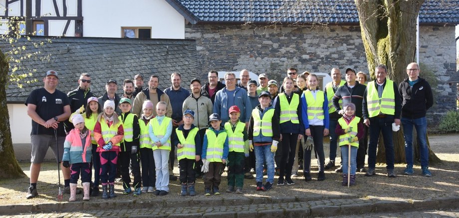 Zahlreiche Erwachsene und Kinder, die für die Aktion zum Teil mit Warnwesten bereitstehen.