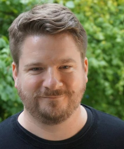 Alexander Solloch lacht in die Kamera.